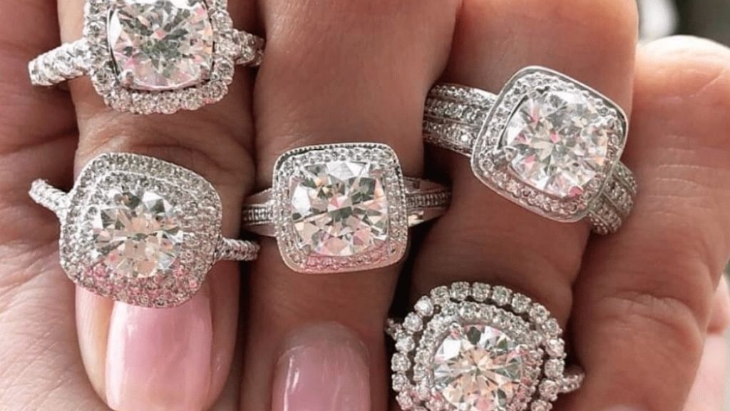 Why Smart Sellers Visit Local Stores to Sell Gold and Diamond Jewelry